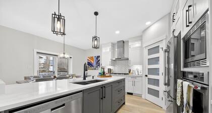 Modern Luxury 6BR Home •Sleeps12•12 mins Airport