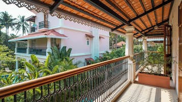 Deluxe-Villa, Balkon, Gartenblick | Unterkunftsgelände