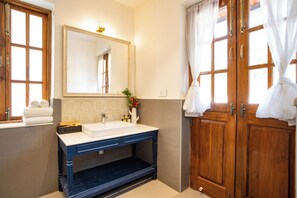 华丽别墅, 阳台, 花园景观 | 浴室