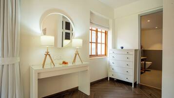 Deluxe Villa, Balcony, Garden View | Interior