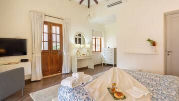 Deluxe-Villa, Balkon, Gartenblick | Bügeleisen/Bügelbrett, kostenloses WLAN