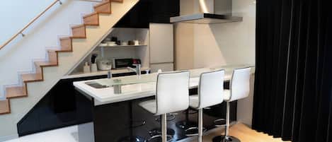 Luxury Apartment, 2 Bedrooms, Non Smoking (201) | Private kitchen