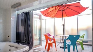 Luxury-Apartment, 2 Schlafzimmer, Nichtraucher (201) | Badezimmer | Umweltfreundliche Kosmetikartikel, Haartrockner, Hausschuhe, Bidet