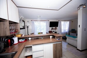 Interior - Fully equipped house in condominium, free parking and supermarket nearby in Pucón. (Araucanía)