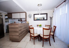 Dining - Fully equipped house in condominium, free parking and supermarket nearby in Pucón. (Araucanía)