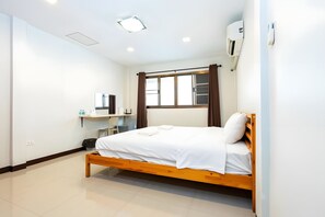 Studio | WiFi (free), bed sheets - The Hidden Giant Swing (Bangkok)
