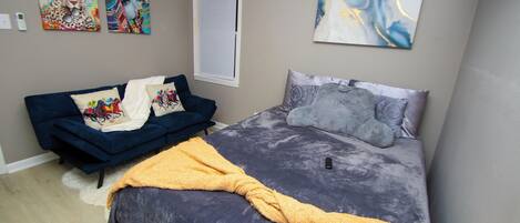 Iron/ironing board, WiFi, bed sheets