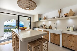 Wasserkocher mit Kaffee-/Teezubehör, Kühlschrank, Mikrowelle, Ofen