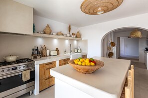 Wasserkocher mit Kaffee-/Teezubehör, Kühlschrank, Mikrowelle, Ofen