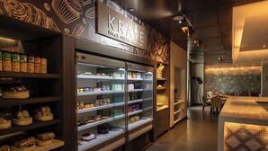 Eine Bäckereiecke mit gekühlten Vitrinen und Regalen voller Backwaren.