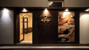 Couples treatment room(s), body treatments, deep-tissue massages