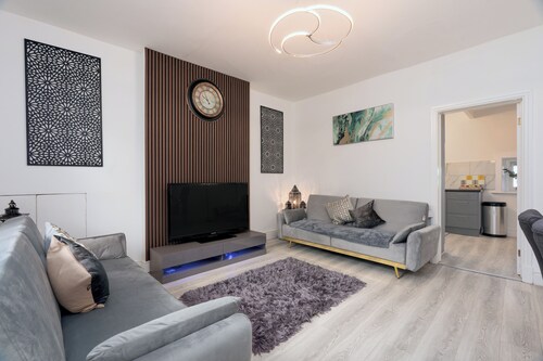 Cosy cottage- 2 bedroom- sleeps 6-parking- city centre- perfect for contractors