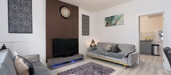 Cosy cottage- 2 bedroom- sleeps 6-parking- city centre- perfect for contractors