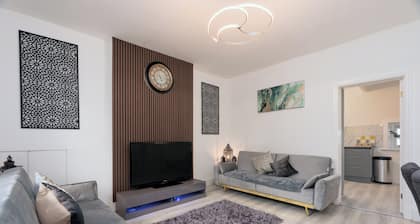 Cosy cottage- 2 bedroom- sleeps 6-parking- city centre- perfect for contractors