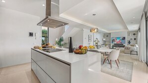 Wasserkocher mit Kaffee-/Teezubehör, Kühlschrank, Mikrowelle, Ofen