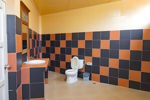 Studio, balcon | Salle de bain