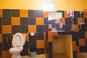 Double Room | Bathroom - GO INN Thaphae (Chiang Mai)