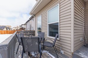 Outdoor dining - Where Luxury Feels Like Home | Cozy, Comfy and Spacious 4-Bedroom Retreat (Edmonton)