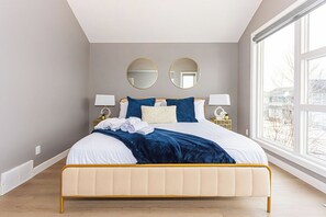 4 bedrooms, desk, iron/ironing board, travel cot - Where Luxury Feels Like Home | Cozy, Comfy and Spacious 4-Bedroom Retreat (Edmonton)