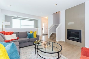 Smart TV, fireplace - Where Luxury Feels Like Home | Cozy, Comfy and Spacious 4-Bedroom Retreat (Edmonton)