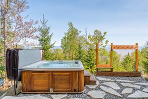 Outdoor spa tub - Vrbo Property (Petite-Rivière-Saint-François)