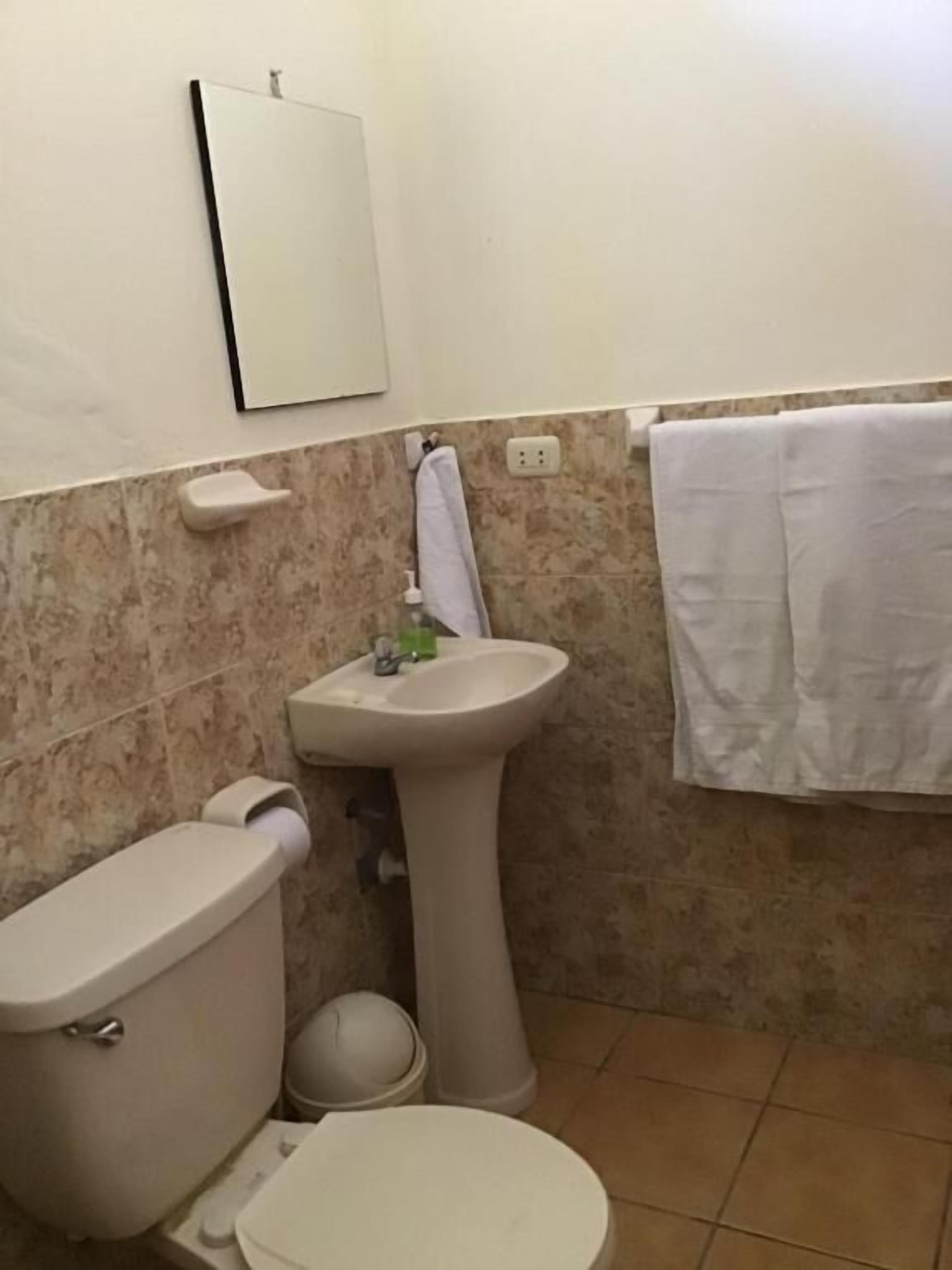 Ducha, artículos de tocador gratuitos, toallas, jabón