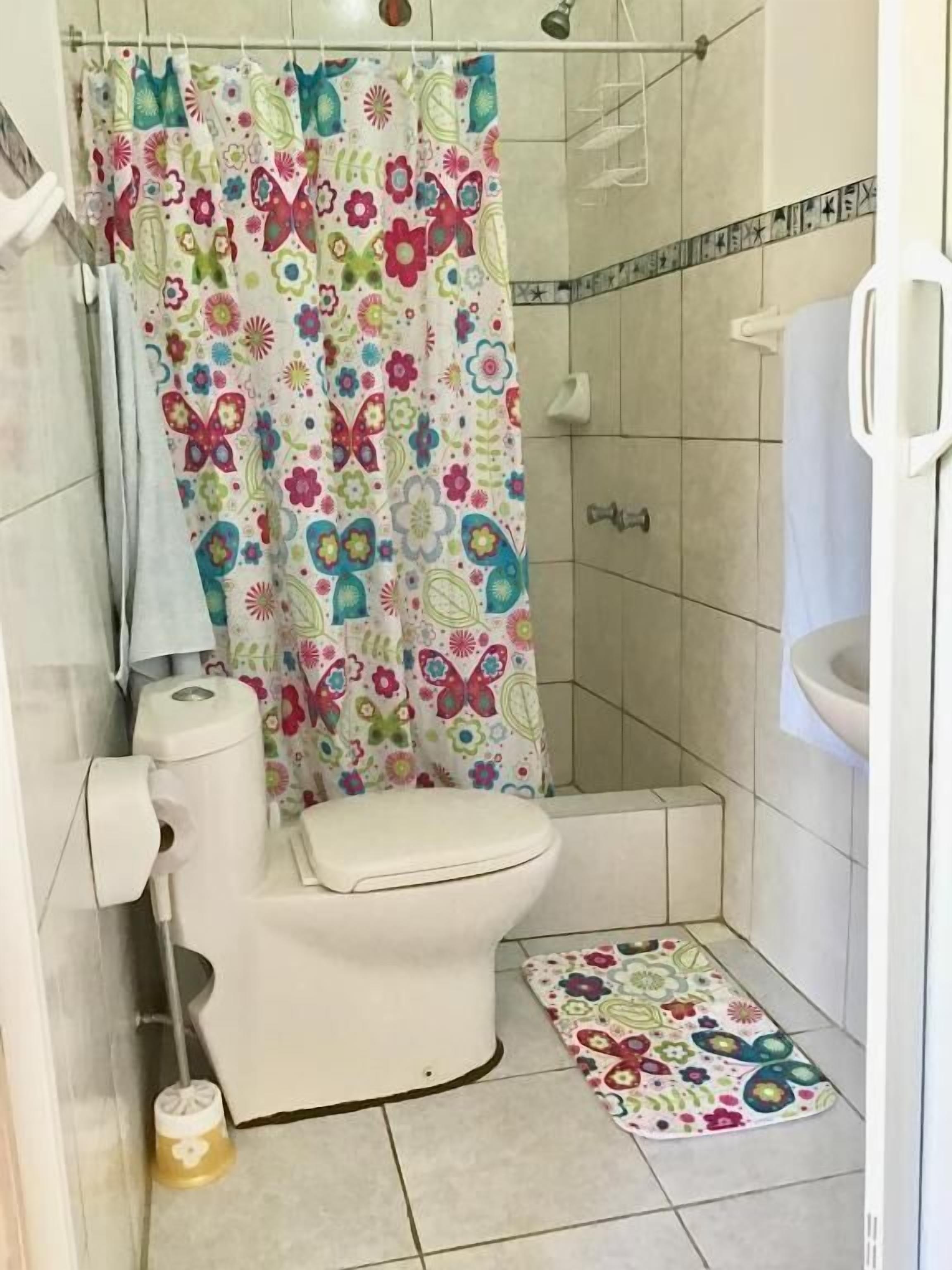 Dusche, kostenlose Toilettenartikel, Handtücher, Seife