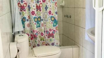 Dusche, kostenlose Toilettenartikel, Handtücher, Seife