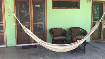 Standard trippelrum - utsikt mot trädgården | Terrass/Patio