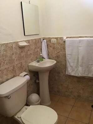 Standard Triple Room, Garden View | Bathroom - La Casa de Jessy (Máncora)