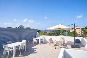 Outdoor dining - Coral Beach #204 - by ZenBreak (Little Battaleys)