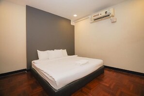 Studio, 1 Double Bed, Shared Bathroom | Desk, free WiFi - GO INN Silom BTS Surasak (Bangkok)