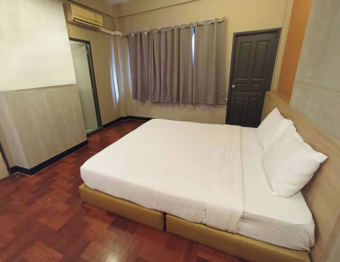 Chambre, 1 lit double, salle de bains commune