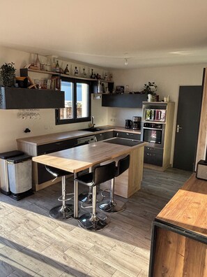 Private kitchen - Family home with enclosed garden 5 minutes from the beach (Plouharnel)