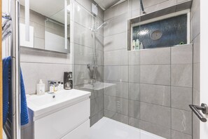 Shower, hair dryer - Bright Islington One Bedroom Retreat (London)