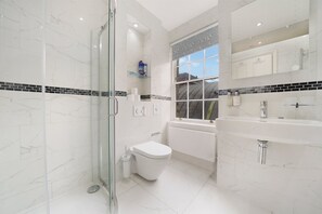 Shower, hair dryer - Refined Pimlico Townhouse (London)