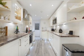 Microwave, dishwasher - Refined Pimlico Townhouse (London)
