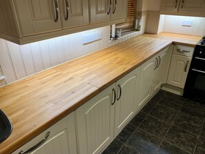 Private kitchen - Delightful 5-bedroom detached house in charming Frome perfect for long stays (Frome)