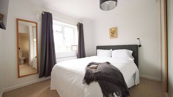 5 bedrooms, iron/ironing board, WiFi, bed sheets