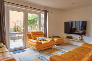 Smart TV - Delightful 5-bedroom detached house in charming Frome perfect for long stays (Frome)