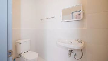Classic Studio, 1 King Bed, Non Smoking | Bathroom | Shower, bidet, towels, soap
