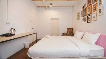 Double Room, 1 King Bed, Non Smoking | Free WiFi