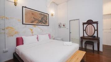Classic Studio, 1 King Bed, Non Smoking | Free WiFi