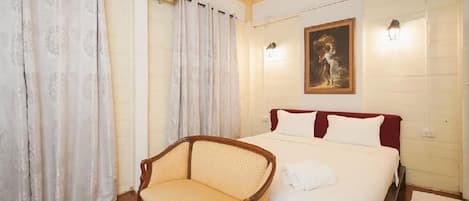 Double Room, 1 King Bed, Non Smoking | Free WiFi