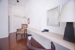 Double Room, 1 King Bed, Non Smoking | Interior - Mitr Inn Yaowarat (Bangkok)