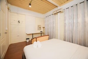 Double Room, 1 King Bed, Non Smoking | Free WiFi - Mitr Inn Yaowarat (Bangkok)