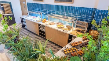 Un bufé de desayuno con diversas opciones de comida y un suelo a cuadros.