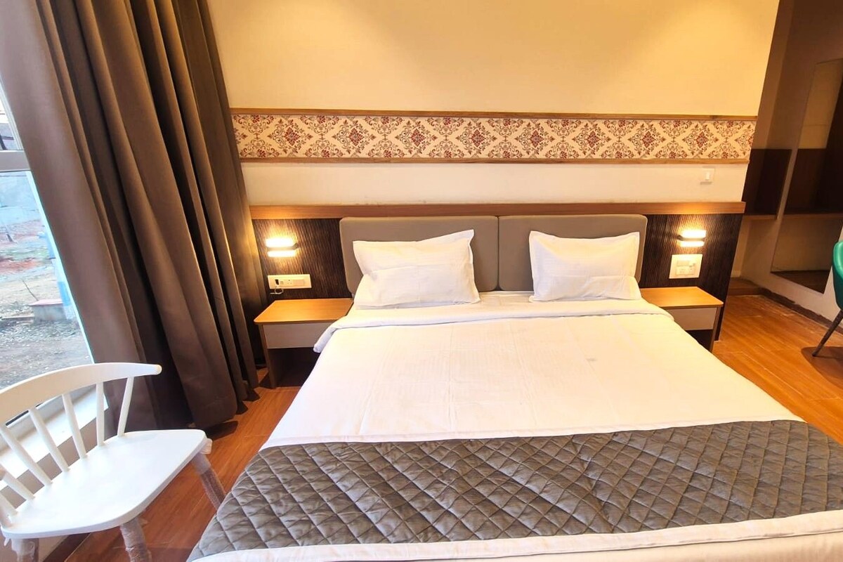 Mountain view room with King size bed and terrace