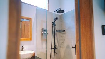 Family Studio with Private Kitchen (Two Queen Beds) | Kamar mandi | Shower, perlengkapan mandi gratis, kloset, dan handuk