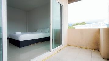 Studio, 1 Queen Bed, Balcony | Terrace/patio